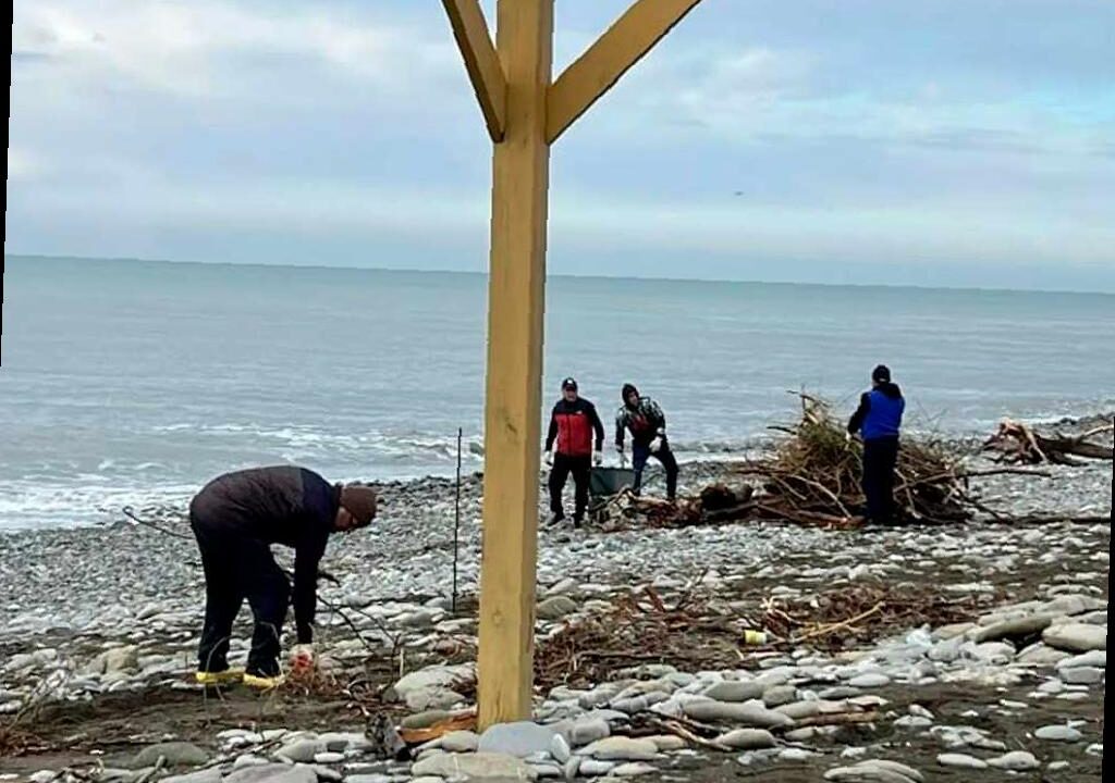 Уборка пляжей в Сочи после шторма